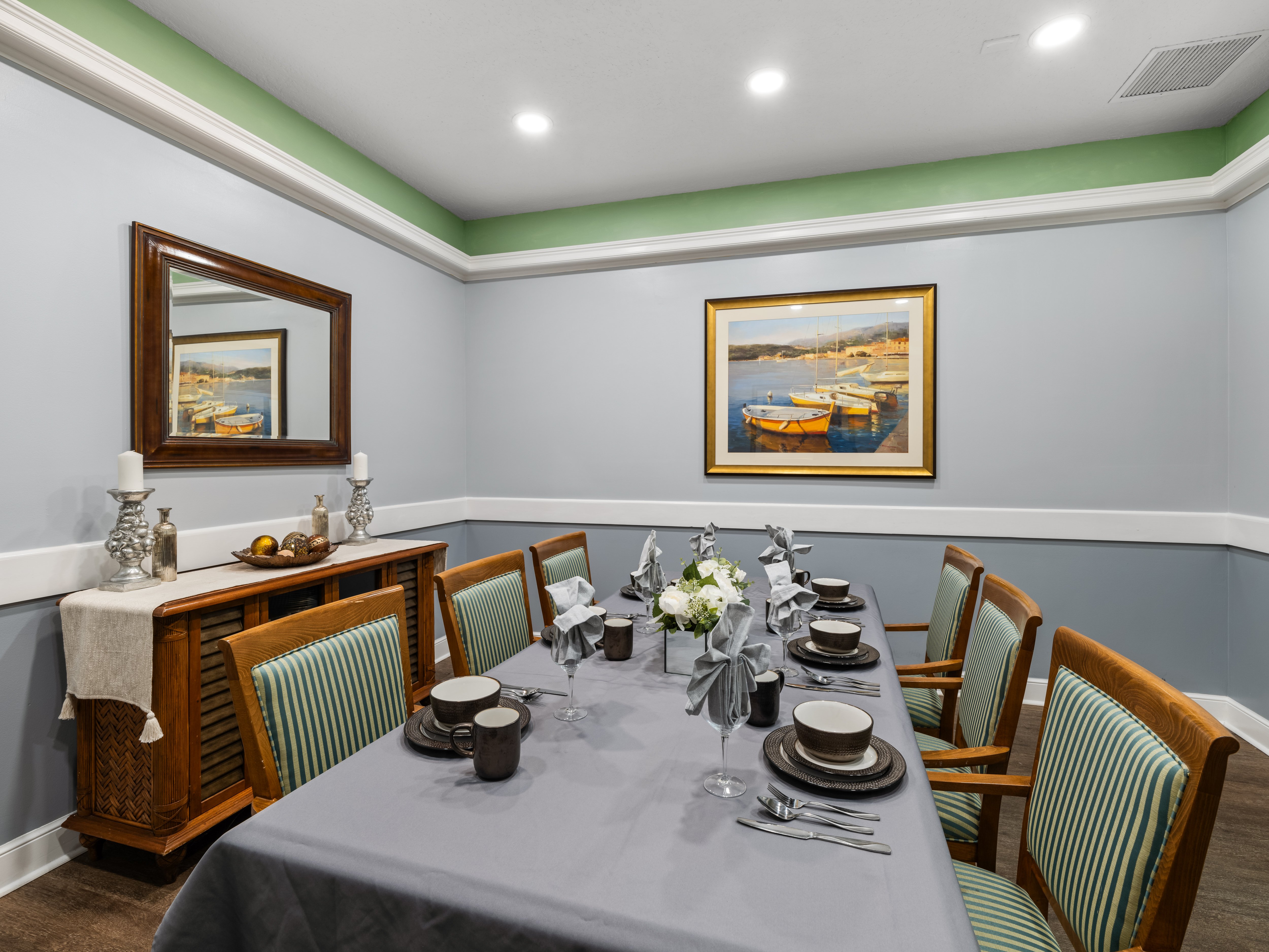 The Lynmoore at Lawnwood dining table